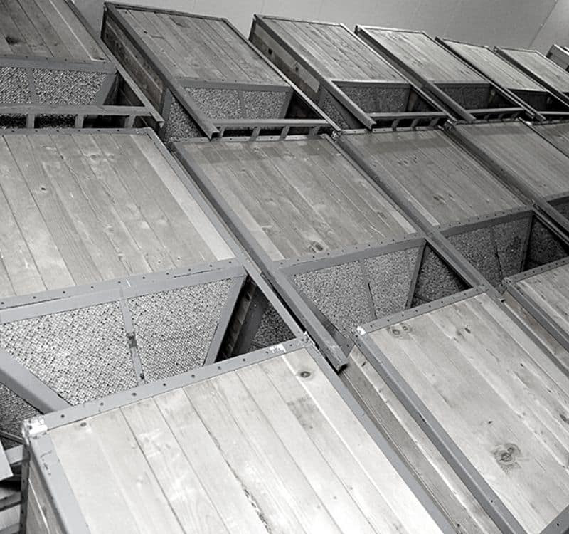 Grandi contenitori industriali per la fase di stoccaggio.